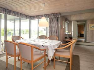 Posezení v ubytování 8 person holiday home in Læsø-By Traum