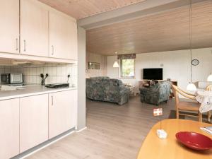 Kuchyň nebo kuchyňský kout v ubytování 8 person holiday home in Læsø-By Traum + 12 fotografií