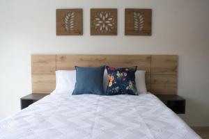 錫帕基拉的住宿－Azalea Hotel，卧室配有白色的床和枕头。