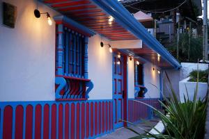 una casa con adornos azules y rojos y una valla en Casa Adelina en Salento