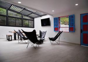 Habitación con sillas, mesa y TV. en Casa Adelina en Salento