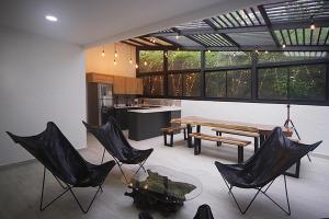 een woonkamer met stoelen en een tafel en een keuken bij Casa Adelina in Salento