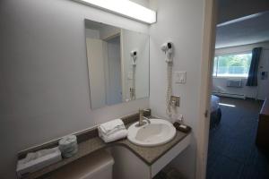 Bathroom sa Superlodge Canada