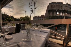Um restaurante ou outro lugar para comer em Royal House