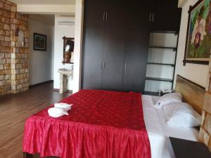 1 dormitorio con 1 cama grande con manta roja en Castillo de Tarapoto en Tarapoto