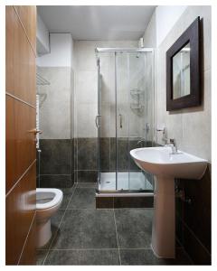 y baño con ducha, lavabo y aseo. en Cambaceres Apart D en Ushuaia