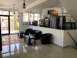 a living room with two chairs and a table at Matei Mamaia-Nord in Mamaia Sat/Năvodari