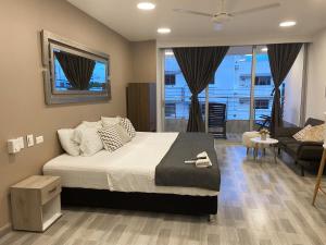 a bedroom with a bed and a living room at Aparta estudio en el edificio bahia 79 apartasuites in Cartagena de Indias +9 photos