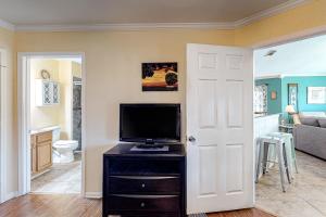 een woonkamer met een flatscreen-tv op een dressoir bij Colony Club in Gulf Shores