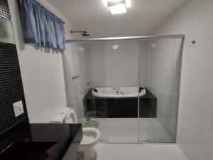 Bilik mandi di Pousada Villa de charme hospedagem com hidromassagem e lareira +51 gambar