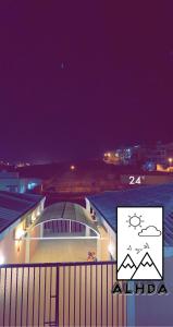 鋁哈達的住宿－روز الهدا，享有大楼的夜间景致