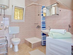 ein kleines Bad mit WC und Waschbecken in der Unterkunft House Tina in Omiš