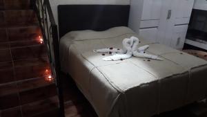 un letto con due peluche sopra di esso di Suíte Portal de Campos a Campos do Jordão