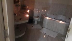 baño con bañera y aseo con luces en Suíte Portal de Campos, en Campos do Jordão