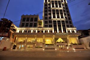 duży budynek z oświetleniem przed nim w obiekcie Eldora Hotel w mieście Hue