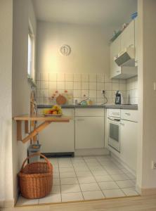 una piccola cucina con bancone e lavandino di Apartment am Großen Garten Dresden a Dresda