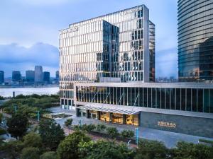 una representación de un edificio alto con una ciudad en el fondo en La Yarda Hotel Guangzhou, en Guangzhou