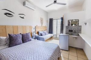 a bedroom with a bed and a couch at Habitaciones Samy in San Francisco