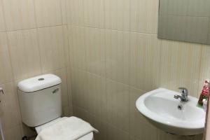RedDoorz @ Aksara Medan في Pulauberayan Dadap: حمام مع مرحاض ومغسلة