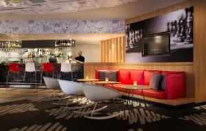 ibis Sydney Airport tesisinde lounge veya bar alanı