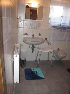 łazienka z umywalką, toaletą i wanną w obiekcie Nettetal - free2beme w mieście Nettetal