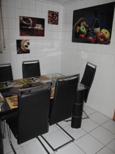 comedor con mesa y sillas con fruta en la pared en Nettetal - free2beme, en Nettetal
