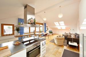 een keuken en een woonkamer met een bank en een tafel bij Luftikus Lodge in Garmisch-Partenkirchen
