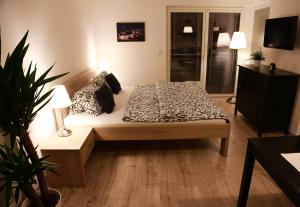 Apartmán Wellness Sedmihorky في تورنوف: غرفة نوم بسرير ومصبين ومصنع