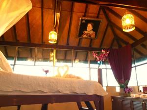 ein Zimmer mit einem Tisch und einem Porträt einer Frau in der Unterkunft Ever dreamed of staying in a 2 Bedroom Castle-SDV044C-By Samui Dream Villas in Koh Samui 