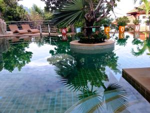 einen Pool mit einer Palme im Wasser in der Unterkunft Ever dreamed of staying in a 2 Bedroom Castle-SDV044C-By Samui Dream Villas in Koh Samui 