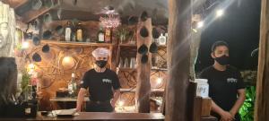 Due uomini con maschere facciali in piedi in un bar di Hotel Villas Tiburon Adults Only a Isola Holbox Altre 37 foto