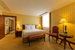 Postel nebo postele na pokoji v ubytování Clarion Hotel Tianjin