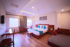 Habitación de hotel con cama y sofá en Hotel President, en Madurai
