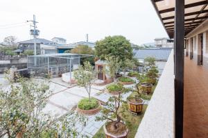 een uitzicht over de tuin met bomen en planten bij Urarakana B&B in Gongguan