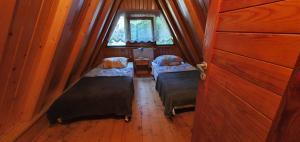 Tempat tidur dalam kamar di Domki Brenna Leśnica