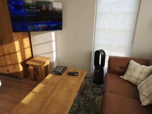 1 Bed Studio in Two Dales Near Matlock & Bakewell的电视和/或娱乐中心