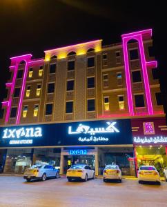 a group of cars parked in front of a building at روز للشقق الفندقية 2 in Al Kharj