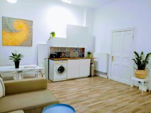 Dapur atau dapur kecil di Cozy studio in Friedrichshain, 4 quiet guests only