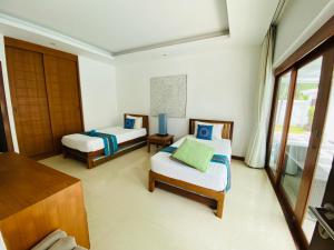 Pokój z dwoma łóżkami oraz stołem i stołem w obiekcie 3 Bedroom Villa SDV033-just 3 minutes walk to the beach-By Samui Dream Villas w mieście Mae Nam +25 zdjęć