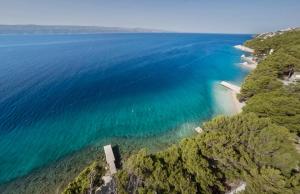 una vista aérea de un cuerpo de agua con árboles en Holiday Village Sagitta - Light All Inclusive, en Omiš