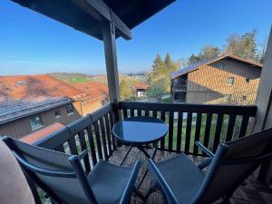 a patio with chairs and a table on a balcony at Appartement zum Hirsch'n in Waldkirchen
