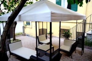 2 sedie e un ombrellone su un patio di Il Limone A San Pietro a Roma
