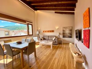 A seating area at Apartamentos Turísticos Ezcaray