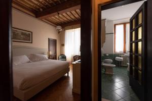 Postel nebo postele na pokoji v ubytování Villa Scacciapensieri Boutique Hotel