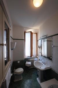 a bathroom with a sink, toilet and bathtub at Villa Scacciapensieri Boutique Hotel in Siena
