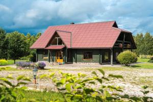 特爾希艾的住宿－Minavuonė，一座带红色屋顶的绿色小房子