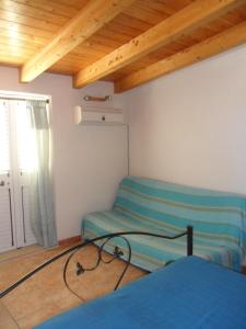 ドンナルカータにあるOndulnaのベッドルーム1室(ベッド1台付)、木製の天井の窓が備わります。