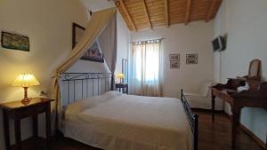 a bedroom with a bed and a desk and a window at Porta del Mare in Portoferraio