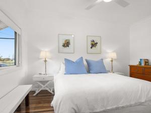
A bed or beds in a room at Prince Edward Escape - Pet friendly
