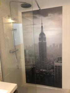 a shower with a view of the empire state building at NEW YORK in La Grande-Motte